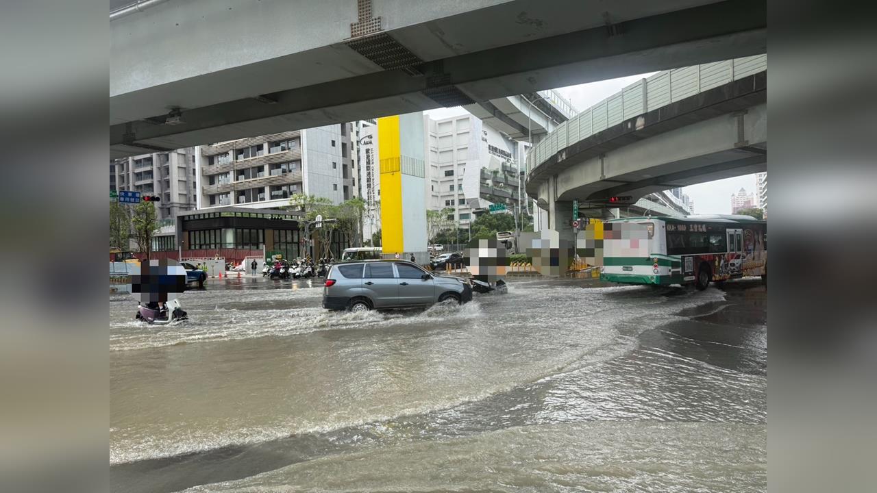 快新聞／通勤注意！新北大道、思源路口「嚴重積淹水」原因曝光