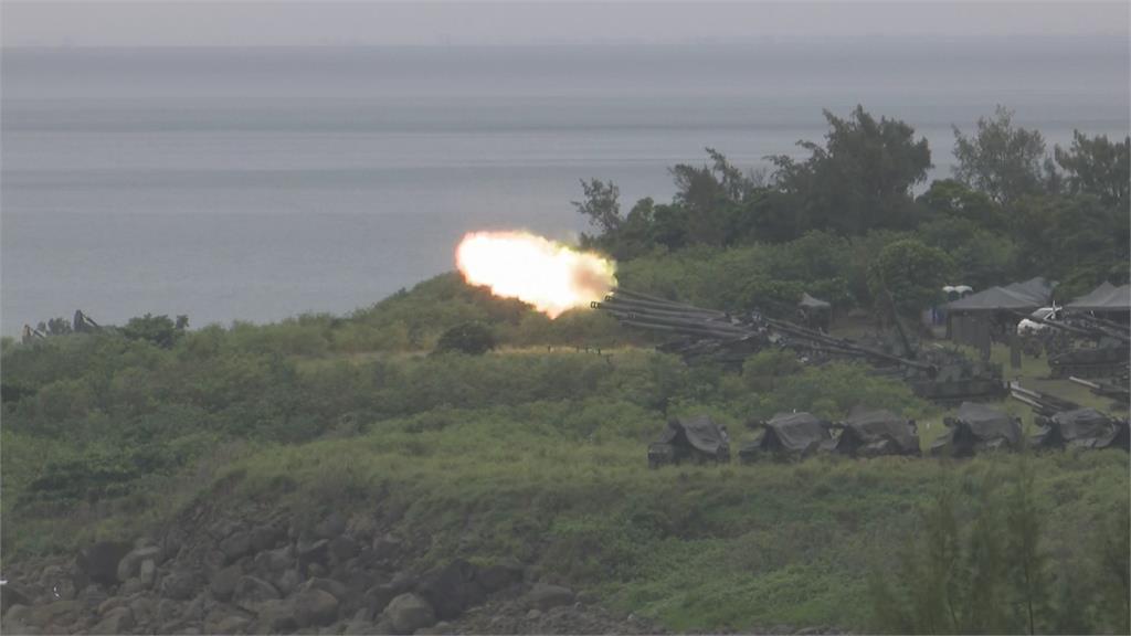 屏東「天雷操演」登場　軍事迷冒雨感受震撼威懾力