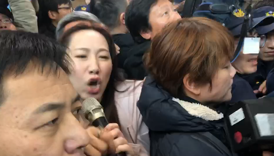 快新聞／國民黨衝突青年控打人 林杏兒喊冤：沒有動手！