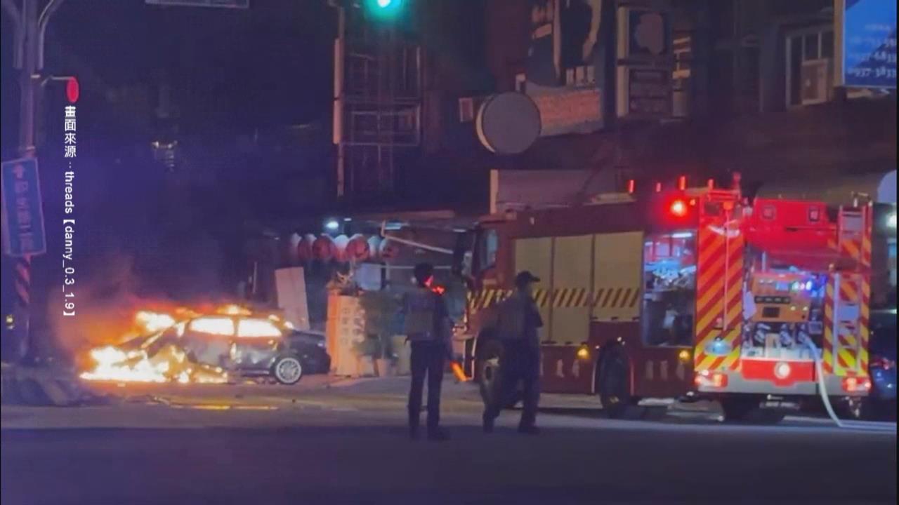 競速失控？　小客車衝撞分隔島　瞬間起火燃燒成「一顆火球」