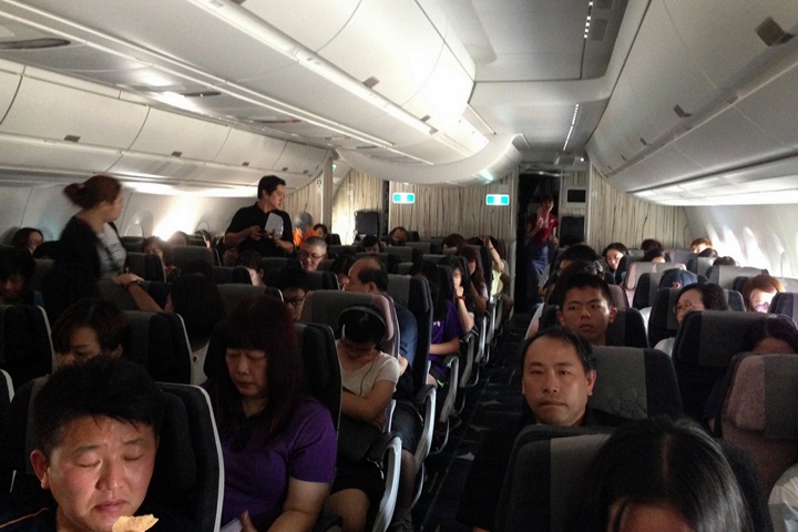 華航班機停電不飛 旅客困機上怨：像烤箱