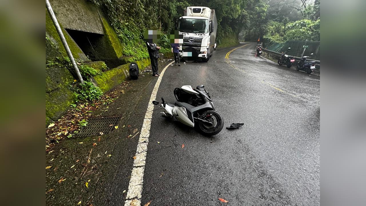 快新聞/北宜公路死亡對撞!機車打滑跨線撞大貨車「騎士送醫不治」