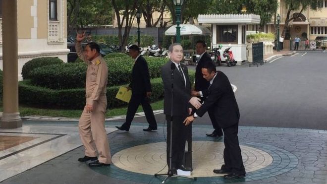 政界忍者？泰國總理迴避記者敏感問題 竟請出「分身」