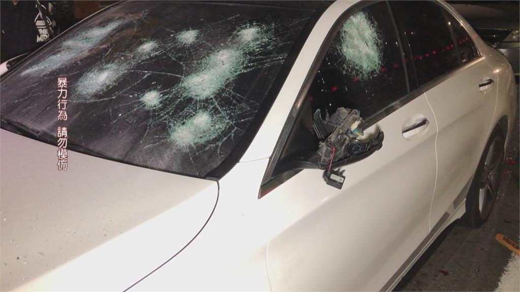 男女感情糾紛　球棒砸車互毆全武行　派出所前暴力案件　警火速逮人