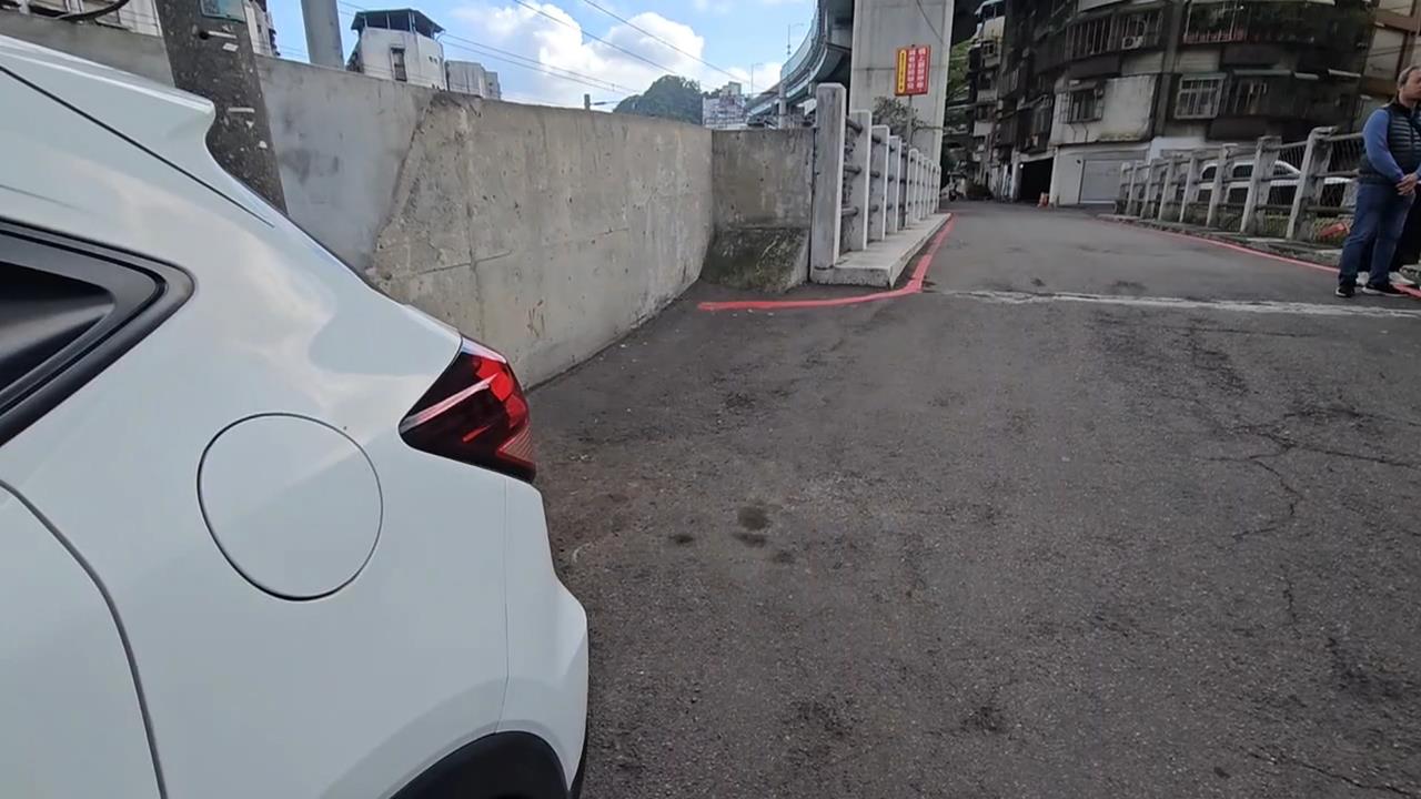 基隆路橋紅線畫一半　駕駛停車遭開紅單怒轟交通處