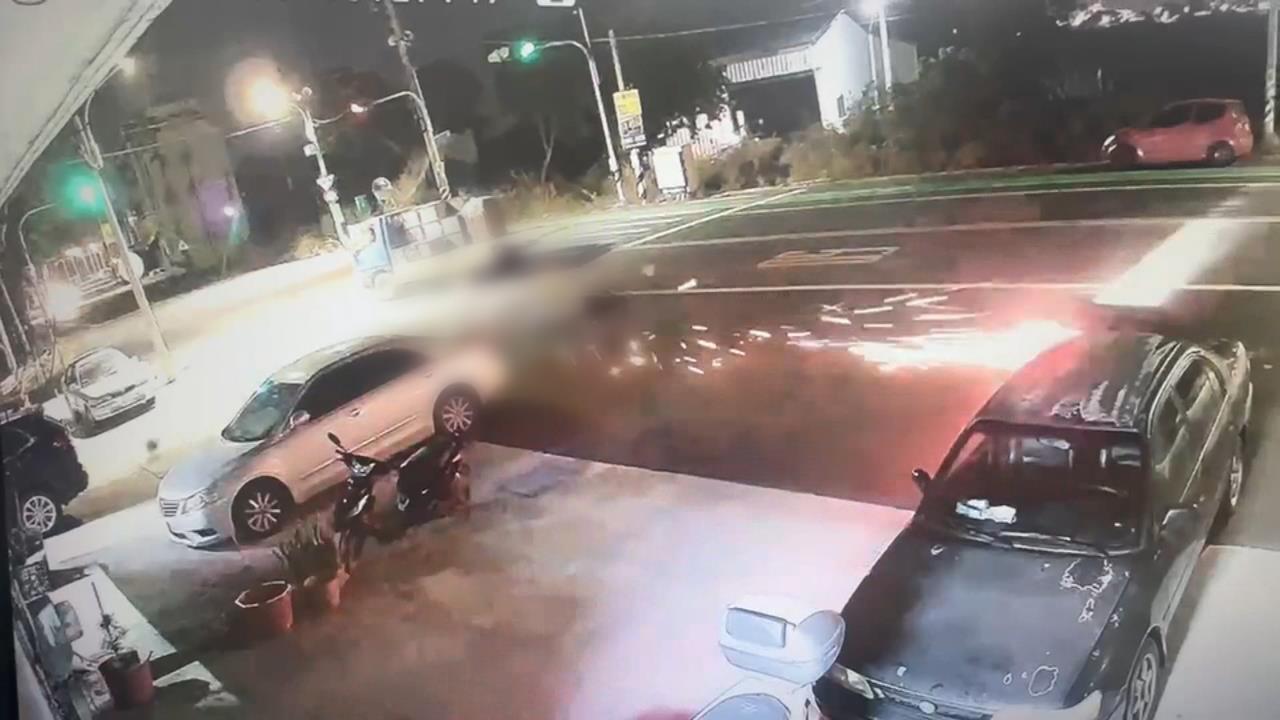 疑搶快跨雙黃線！　小貨車衝撞機車"現場車殼四散"