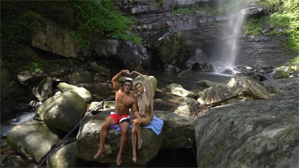 不是只有機場！日籍男星帶烏克蘭正妹遊桃園　瀑布秘境鴛鴦戲水超害羞