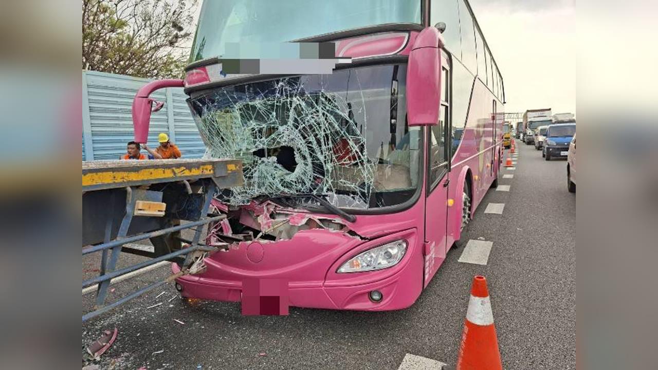 快新聞／國1彰化段爆3車追撞　遊覽車撞半聯結車「擋風玻璃全破」
