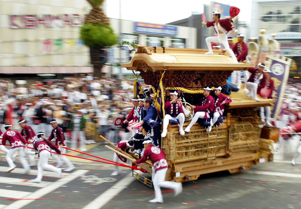 日本大阪公認最危險祭典登場　「岸和田山車祭」拖神轎高速狂奔