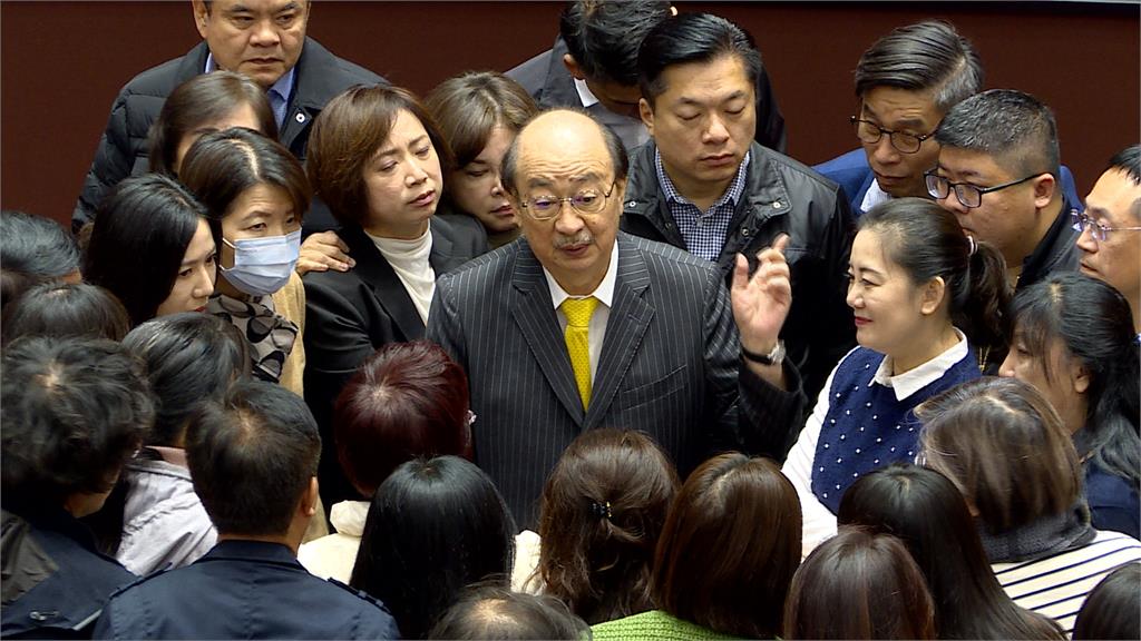 擋藍白闖關選罷法! 綠委拂曉出擊搶佔主席台備戰
