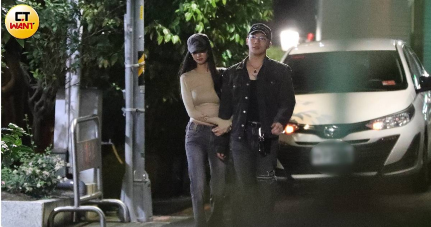 深夜愛放閃1／ØZI緊摟辣模女友！　在柯震東家樓下「臉貼臉」濃情蜜意超甜膩