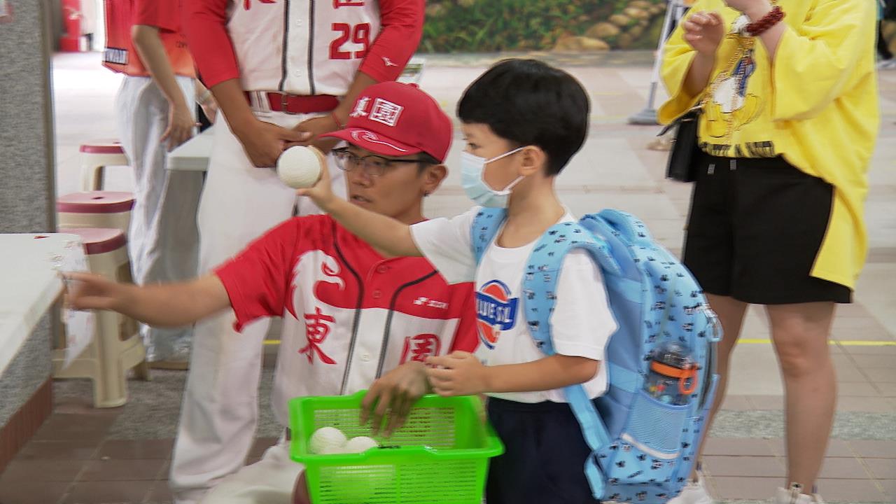 小學開學日迎新生！　東園國小奪冠棒球隊變「學弟妹偶像」