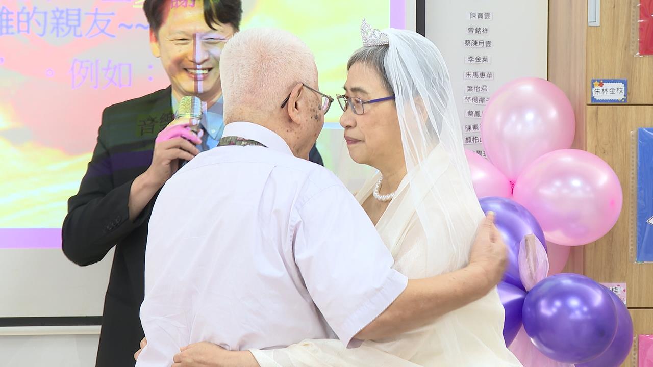 銀髮長輩再次穿婚紗 重溫浪漫歲月哽咽告白