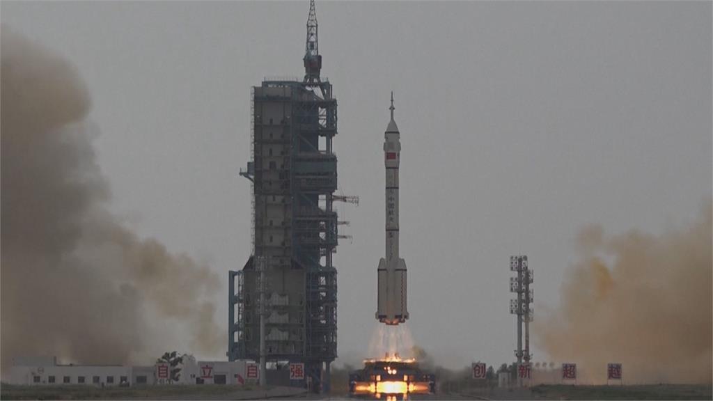 中國神舟16號太空船成發射　目標登陸月球　出現戴眼鏡太空人