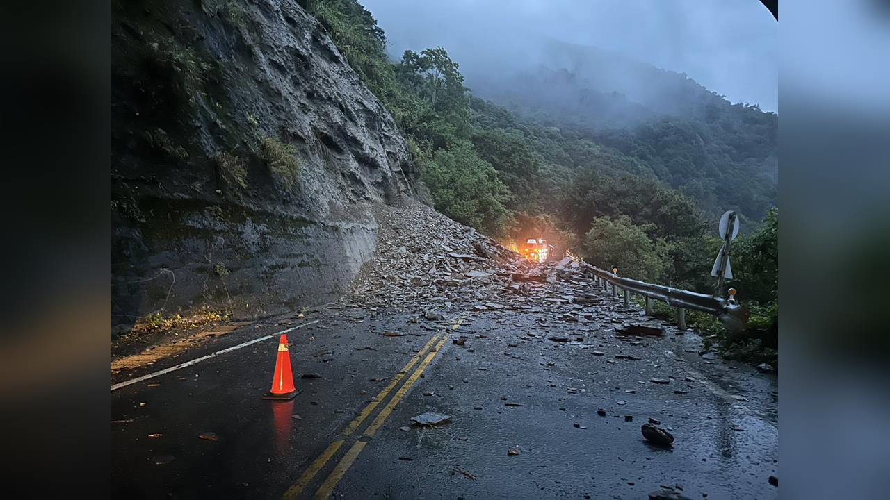 快新聞／南投山壁崩了！台14線落石如雨狂砸　「雲龍橋明隧道」封路搶修