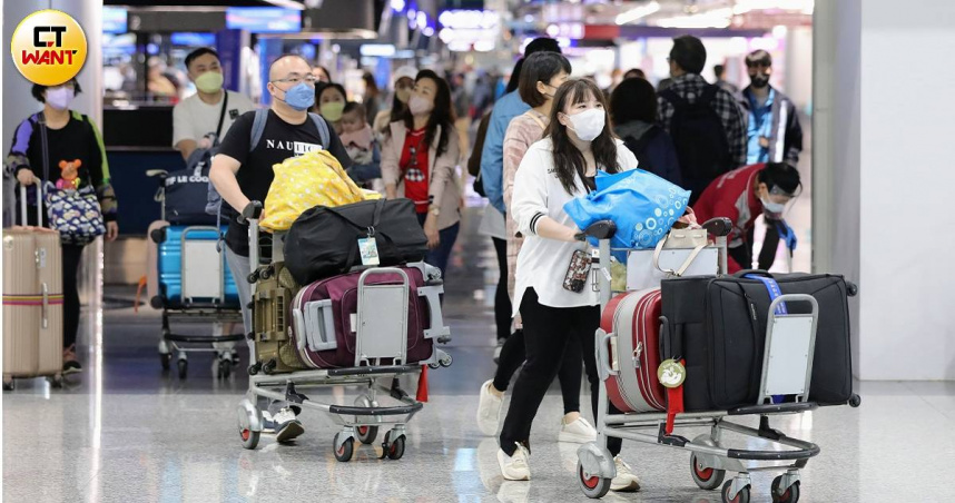 連假出國人潮爆滿！他驚曝：等托運行李花1小時　一票人共鳴