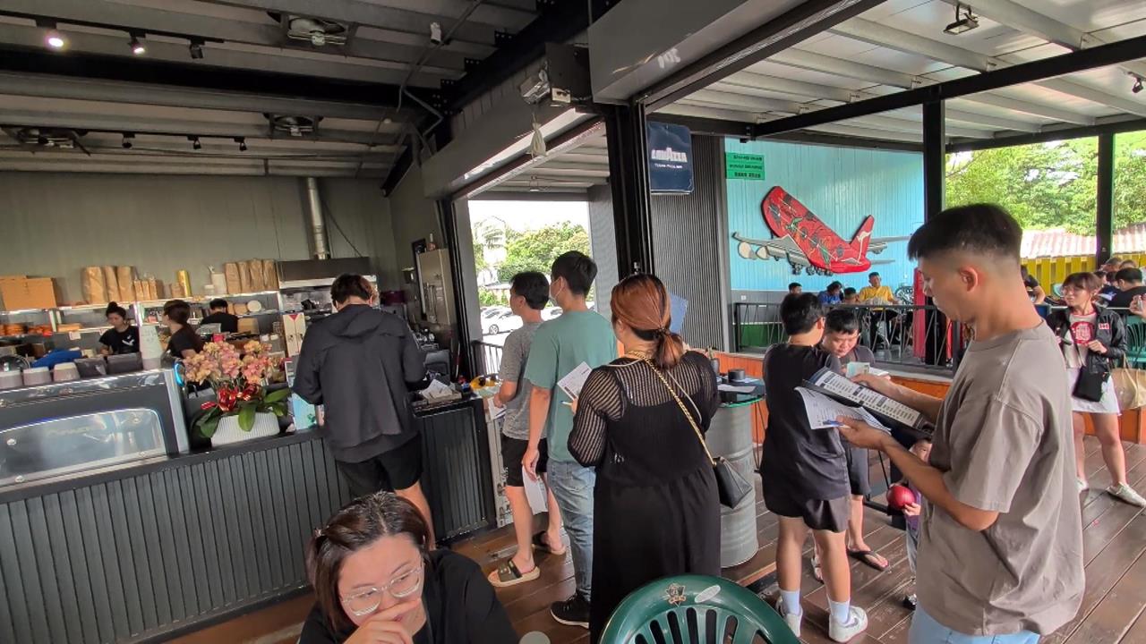 高雄飛機迷愛店喊停業！　上百遊客把握機會「喝咖啡、看飛機」