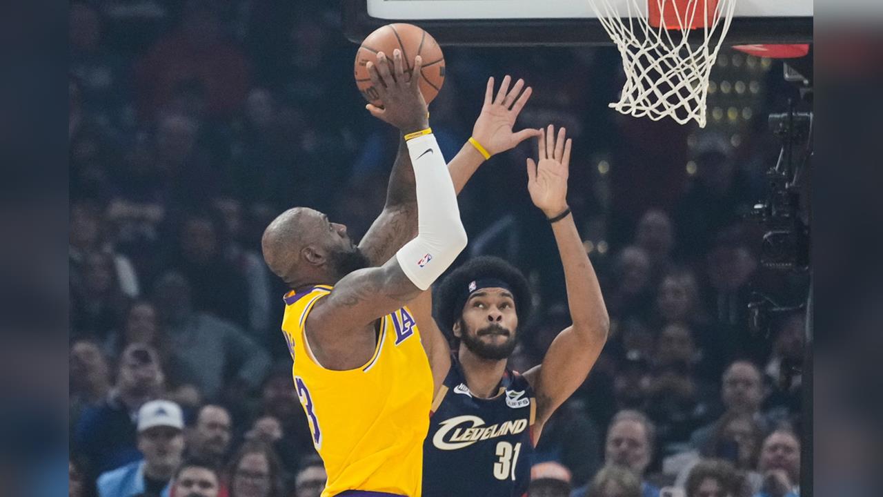 NBA(影)／硬漢也忍不住拭淚！詹皇家鄉出賽老東家騎士播致敬影片歡迎回家