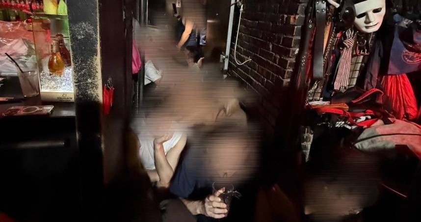 CD之亂1／暗房成炮房！酒吧公然多人運動　警搜索驚見人體蜈蚣「連結中」