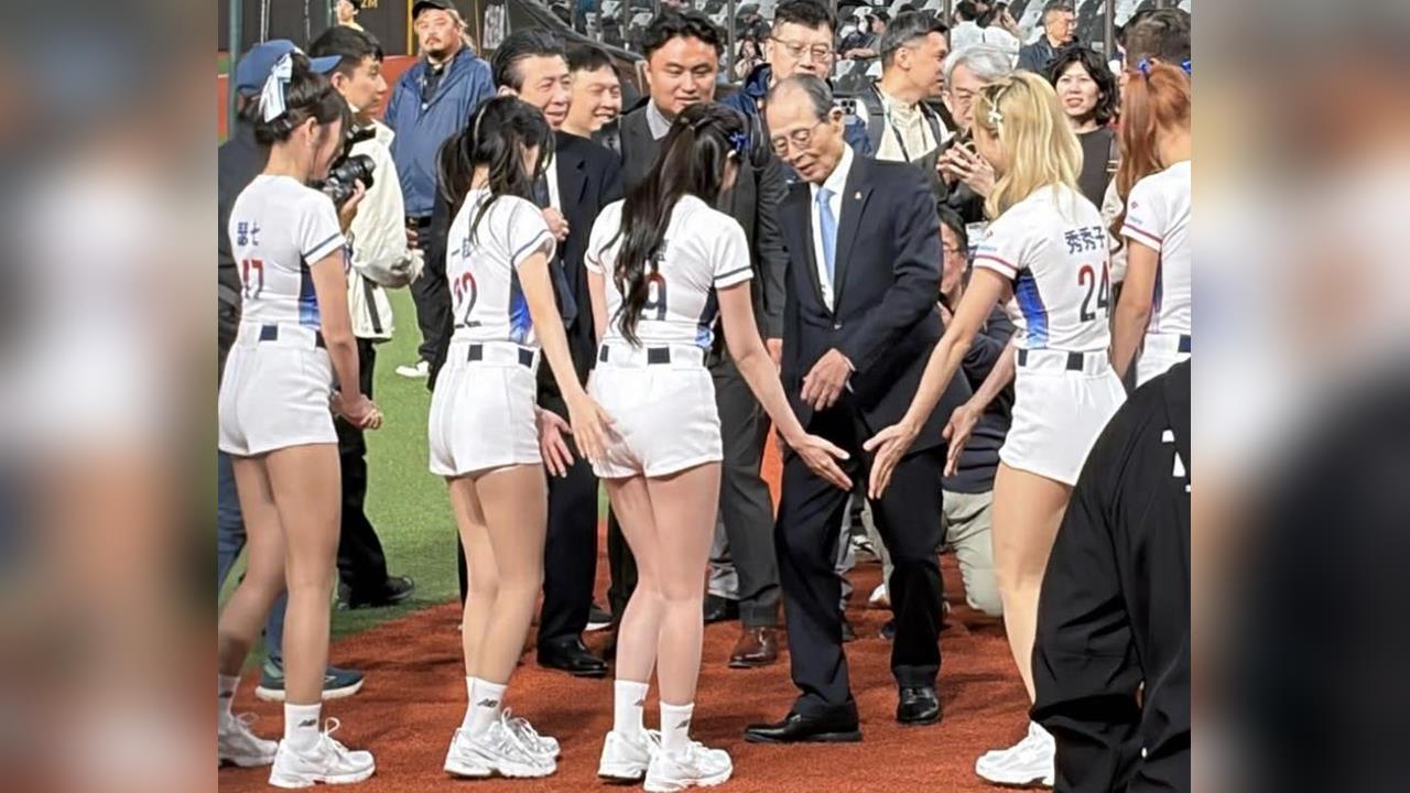 棒球／「OH桑」應女孩要求合照比愛心！王貞治笑稱：身為選手羨慕台灣有啦啦隊應援