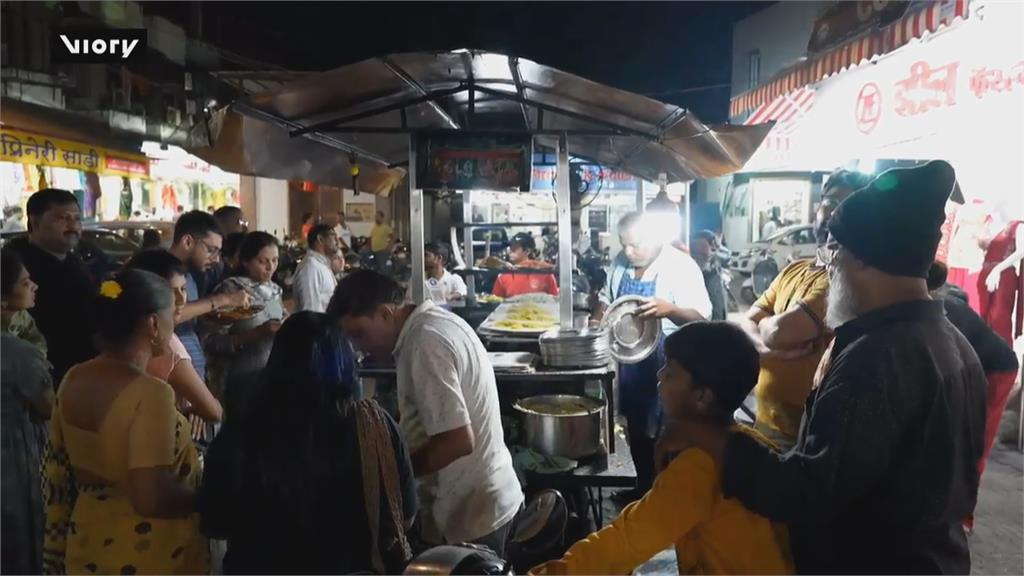5分鐘可做25份！　印度式可麗餅師傅網路爆紅