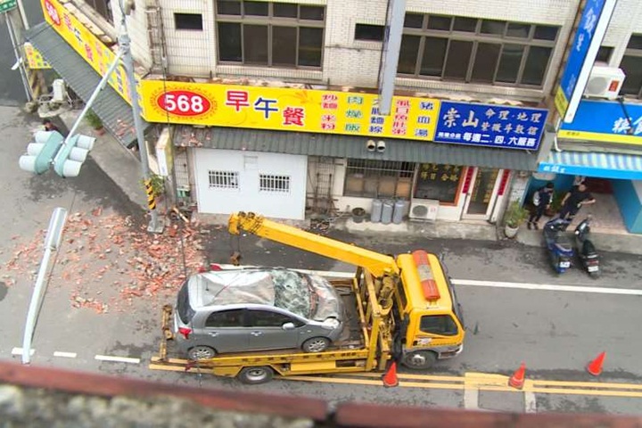 苗栗天降「紅瓦雨」？轎車慘遭「洗禮」有驚無險