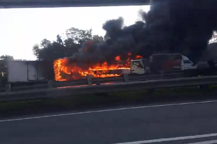 國道一號6車連撞 後2車爆炸起火3人慘燒死