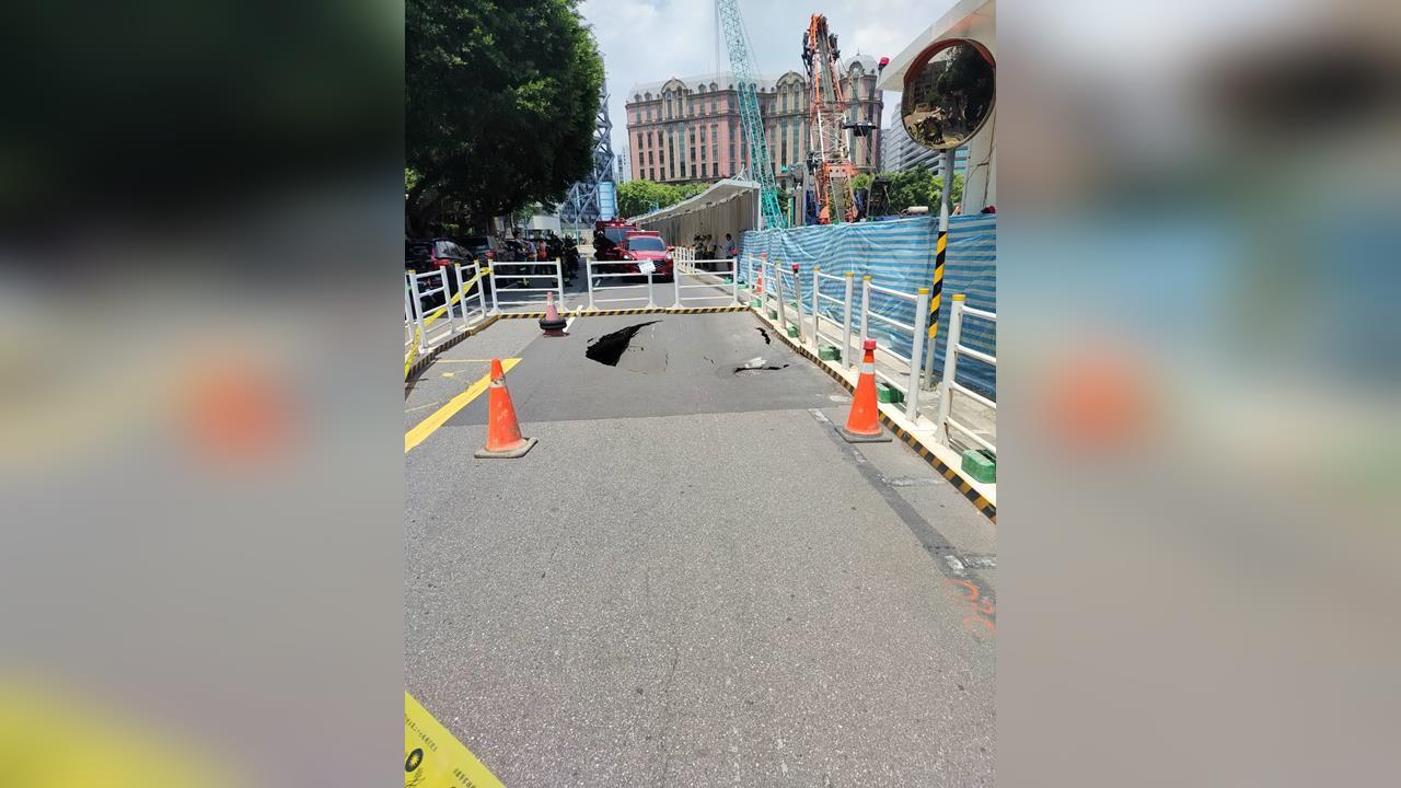 快新聞／北市敦化北路出事了！驚見天坑、管線破裂「飄出瓦斯味」畫面曝光