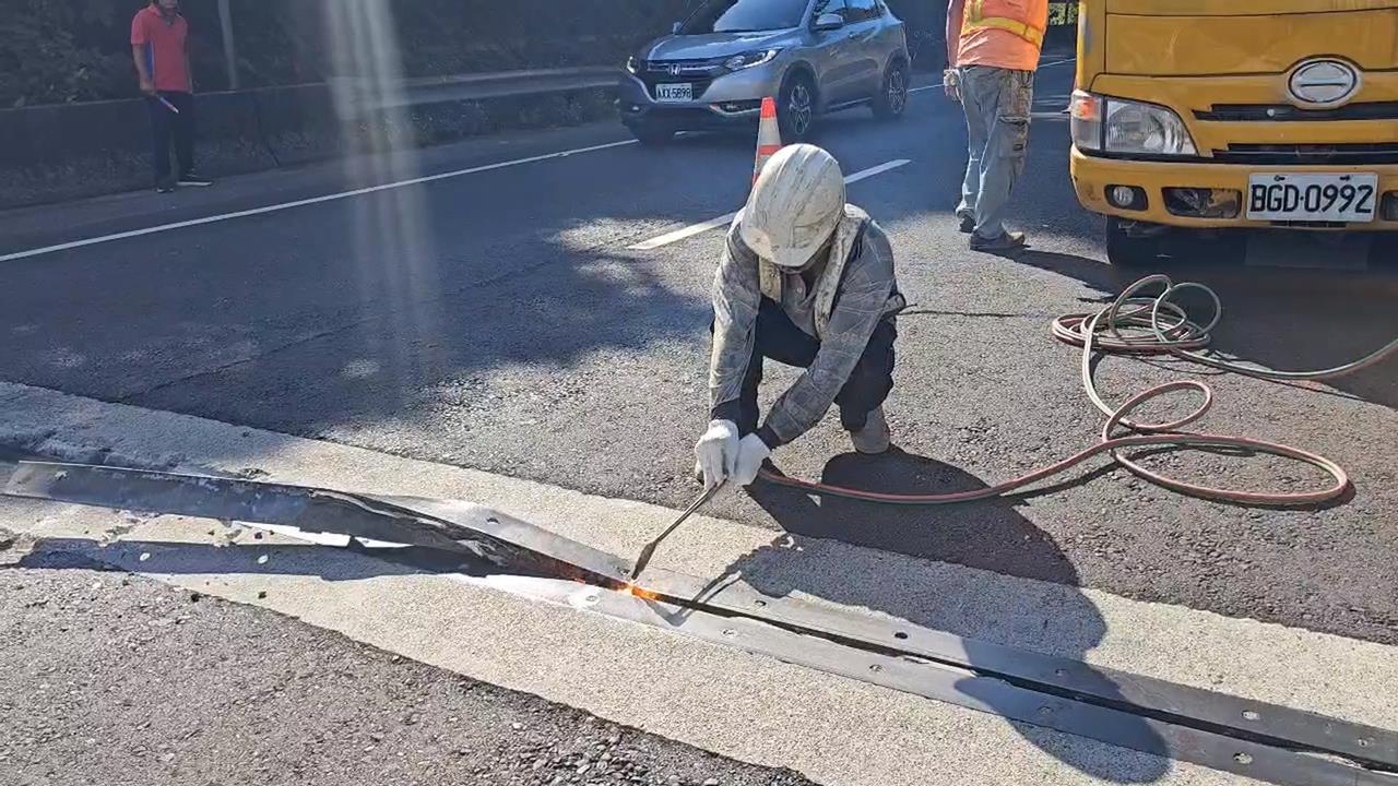 台62線路面伸縮縫突翹起!害25車爆胎「車流回堵」