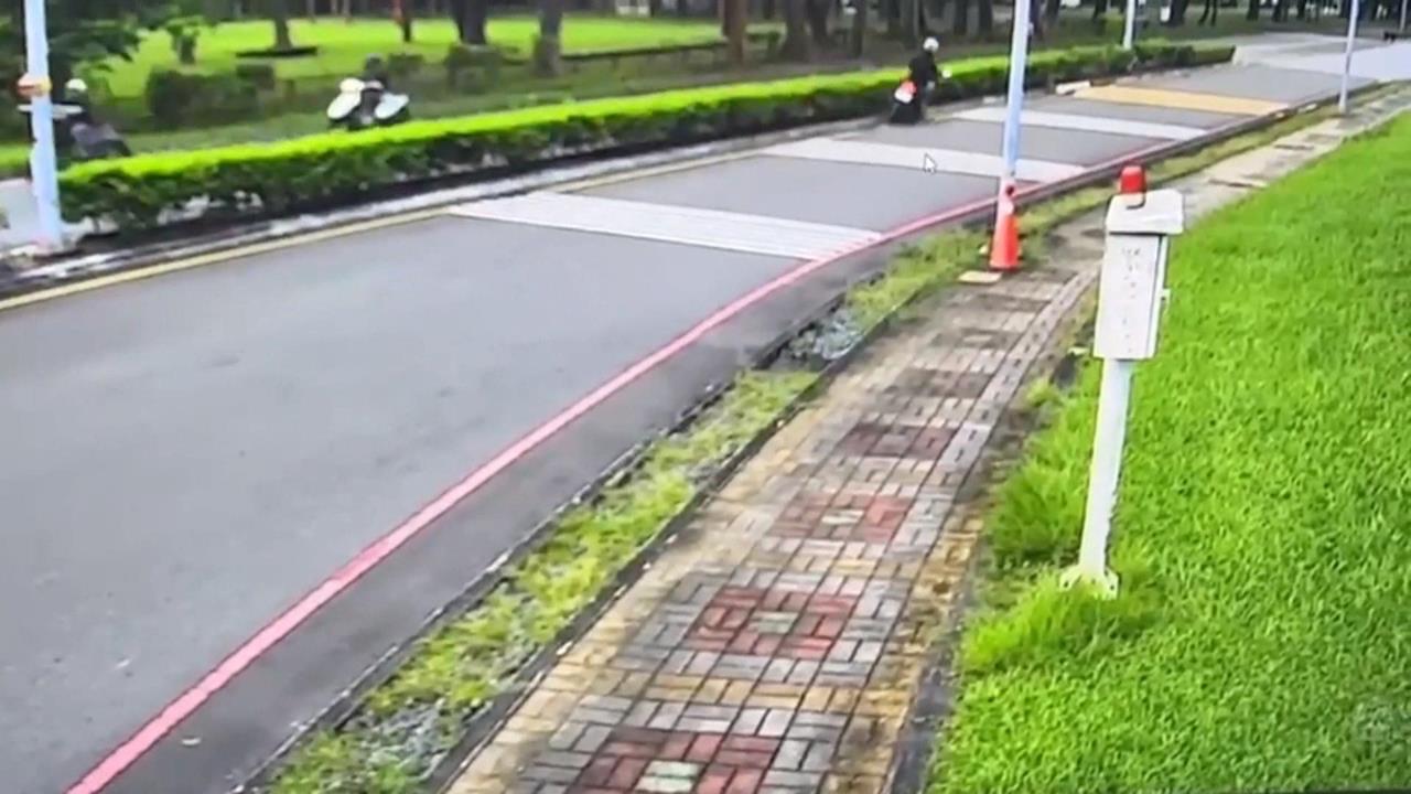 屏科大又傳死亡車禍！　男大生自撞分隔島噴飛亡