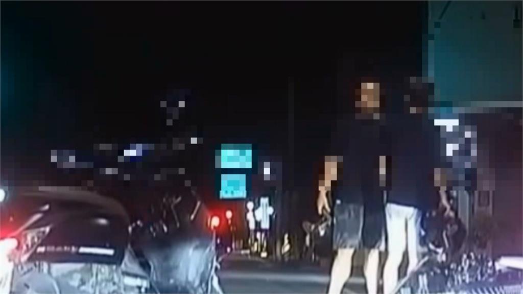 疑不滿被看一眼！男子當街攔車　持安全帽毆打騎士