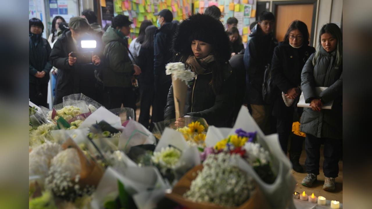 快新聞/宏福苑大火跨海哀悼 倫敦寒雨夜3000人排隊追思罹難者