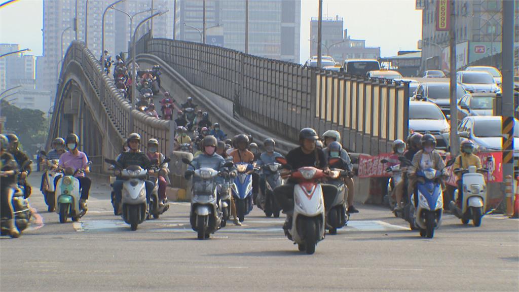 高雄民族路橋機車道 午夜起拆除 機車族衝擊大 12月起走平面路