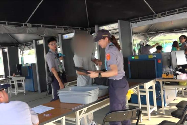 辯稱防身 男子帶伸縮警棍看世大運 