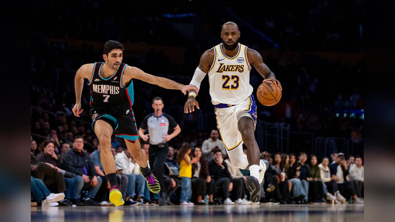 NBA(影)/湖人本季「關鍵時刻」表現特別猛!逆轉擊敗灰熊保持完美不敗紀錄