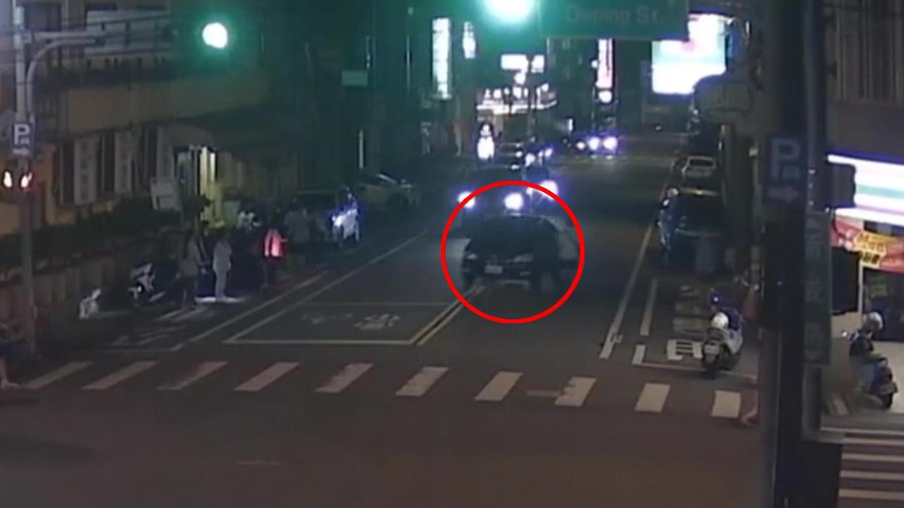 忘拉手煞車！轎車倒退嚕滑到退向車道　駕駛一路狂追