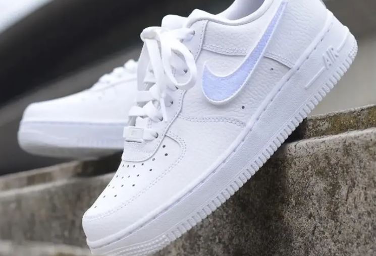 經典到爆！Nike「Air Force 1」到底有多紅？一進捷運…人人都穿這雙「白色百搭霸主」