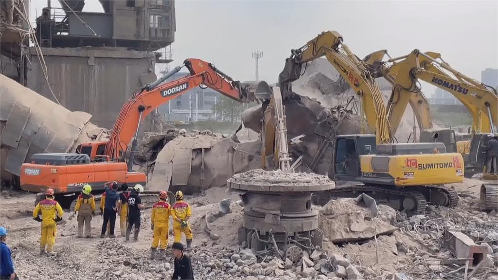 高雄水泥廠拆除爆意外　工人連同怪手遭活埋