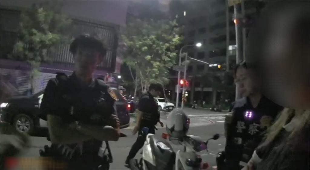 深夜自撞！女駕駛「打檔撞電桿」 警一靠近全都是毒氣