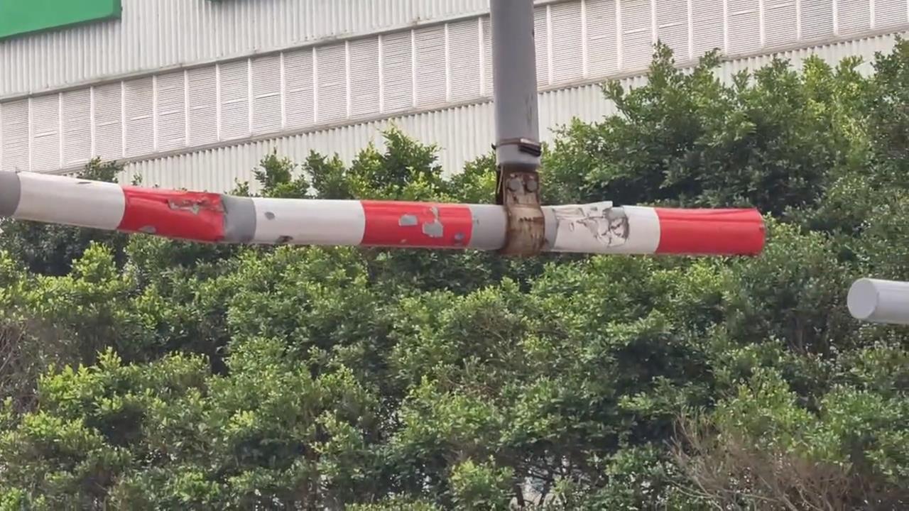 貨車載物過高撞擊桃機附近限高桿　警：最高可罰1.8萬