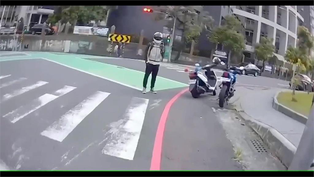車牌翹起遭警攔下！　騎士辯可辨識拒簽紅單