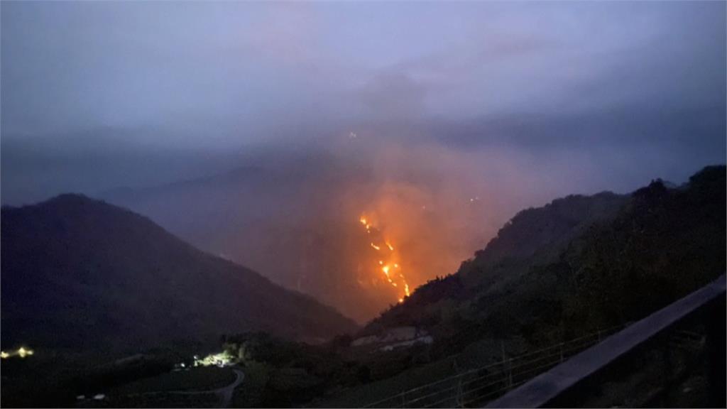 嘉義隙頂往象山方向山林火警 遠眺宛如火龍