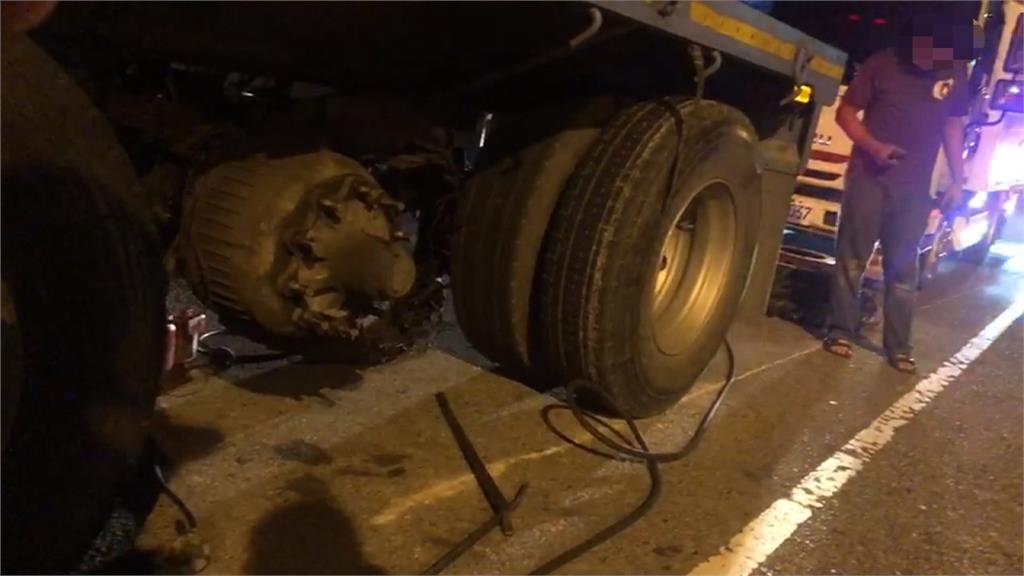 國道拖板車爆胎 碎鋼絲刺破過往車輛輪胎