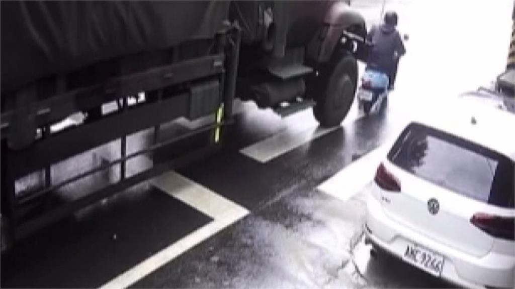 漢光演習車禍插曲！　戰車撞４車、騎士遭捲戰術輪車車底