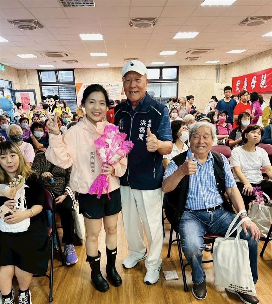 向前行(影)／徐巧芯跑攤嗨唱「追追追」選歌有目的？群起圍攻「邊緣倫」？