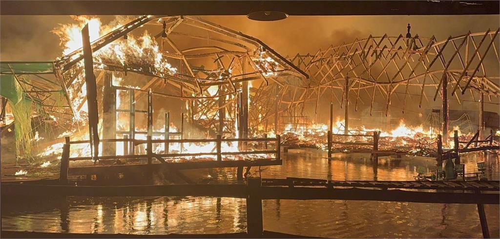 快新聞／泰國四方水上市場被大火吞沒　商店燒到「只剩支架」...員工急跳水逃生