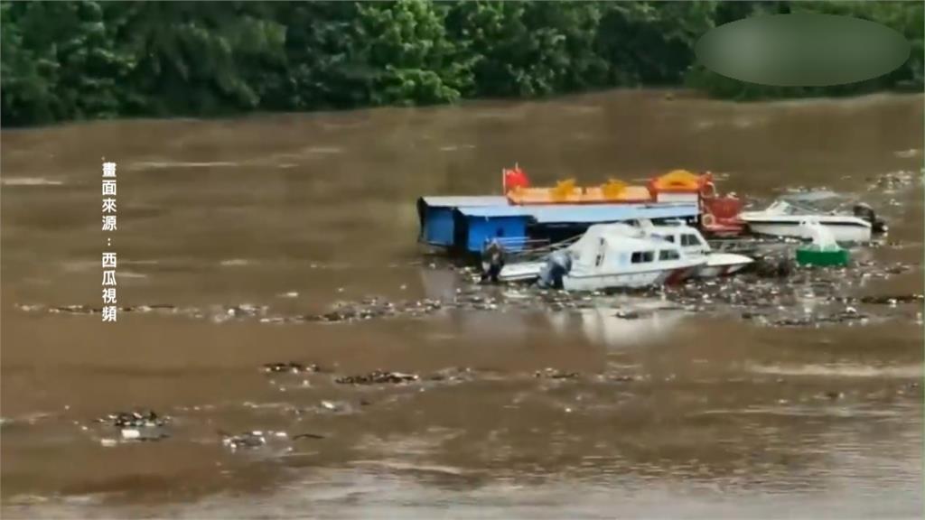四川暴雨受災戶達12萬人　遊艇被沖下堤壩