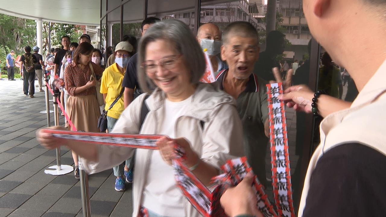 洋流飄帶太夯！議員小雞到處「立欠條」　寧可要飄帶也不要錢