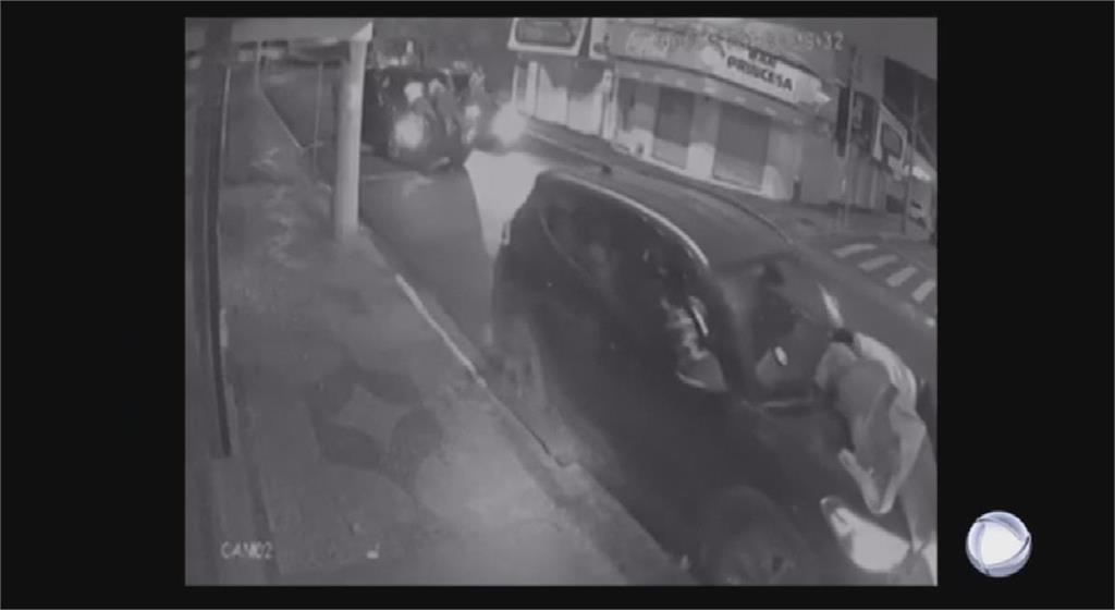 巴西銀行遭強劫　嫌犯把人質綁車上逃逸
