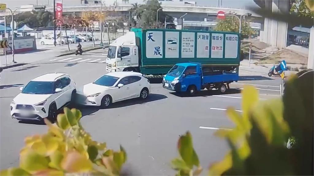 台中大雅3車連環撞　南屯行人遭左轉車撞飛
